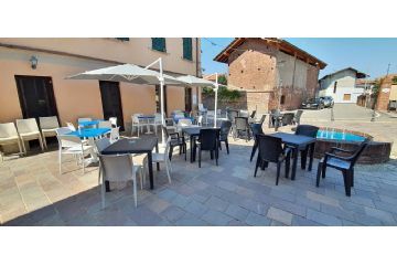 Tavoli all'aperto in Piazza Travaglini
